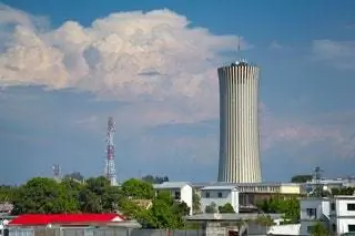 Башня Набемба высотой около 186 метров, расположенная в Браззавиле в Республике Конго, является самым высоким зданием…