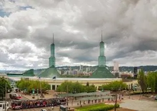 Открытый в 1990 году конференц-центр штата Орегон расположен на восточной стороне реки Уилламетт в Портленде…