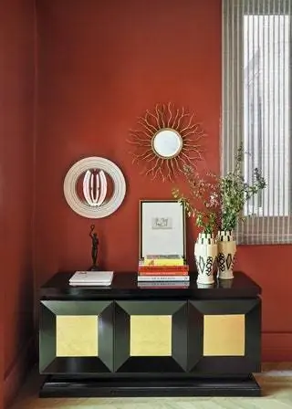В холле сургуч от Little Greene в Ганседо, буфет Pieldevaca из лакированного дерева и сусального золота со скульптурой…