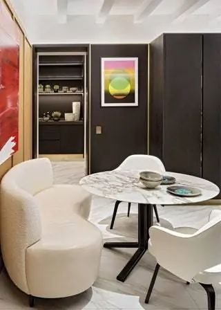 На кухне стол Miller от Meridiani, диван от студии Jaime Beriestain, стулья Tulip от Knoll и керамические тарелки…