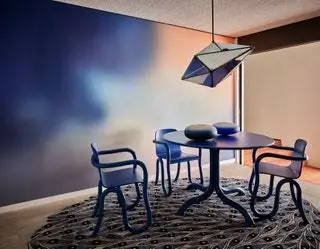 Обои Aura от Calico Wallpaper Kolho, стол и стулья от Matthew Day Jackson и люстра Maxhedron от Bec Brittain Обои Aura от Calico Wallpaper Kolho, стол и стулья от Matthew Day Jackson и люстра Maxhedron от Bec Brittain