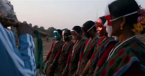 очередь людей в масках