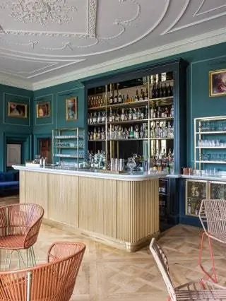 Бар с нестандартной барной стойкой и креслами от Ames.nbsp