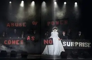 Милла Йовович в Париже на показе Карла Лагарфельда Chanel Haute Couture 2012