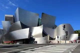 Напротив красивого Broad Museum в Нью-Йорке DS R находится монументальный концертный зал Уолта Диснея в…