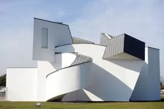 Музей дизайна Vitra Фрэнка Гери, построенный в 1989 году, стал первым зданием в Европе, спроектированным архитектором…