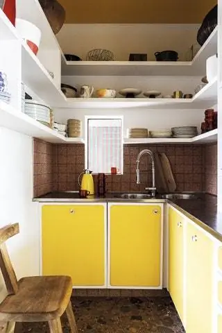 На кухне винтажная плитка и мебель с краской Sunny Yellow от JPDemeyerCo.nbsp