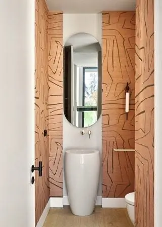 Туалет внизу с обоями Graffito от Kelly Wearstler и раковиной от Laufen