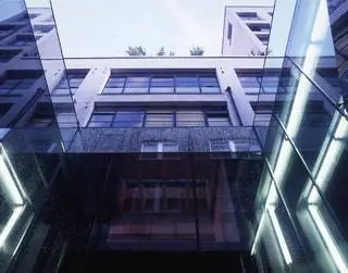 Спроектированный архитектором Дэвидом Аджайе Lost House расположен в самом сердце Кингс-Кросс
