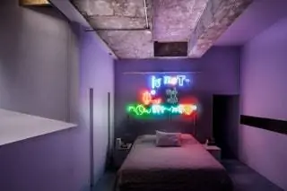 неоновые огни в спальне