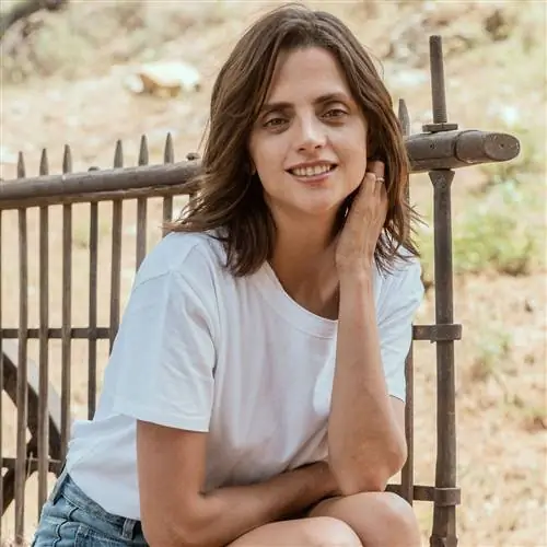 Актриса Макарена Гомес в саду своего загородного дома