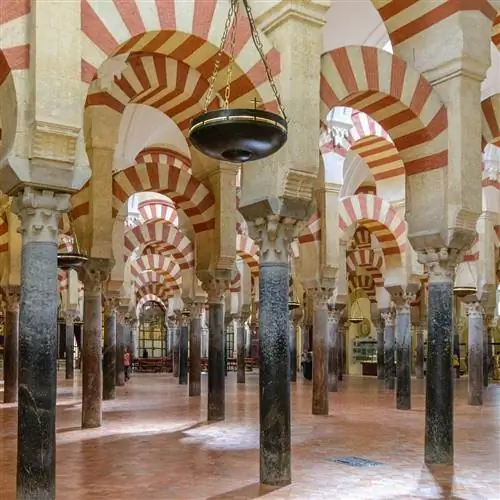 Интерьер мечети-собора Кордовы