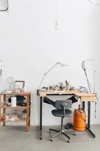 Рабочий стол, полный инструментов