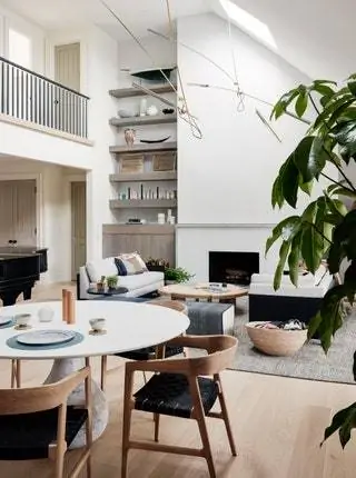 В столовой подвесная лампа Otto от David Weeks Studio, диваны от McGuire, обеденный стол…