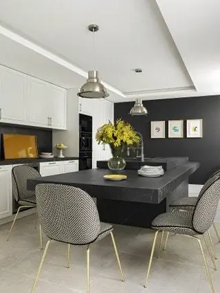 На кухонном острове Dekton Kelya от Cosentino и стулья Beetle от Gubi in Mestizo. На заднем плане обои Flamant и…