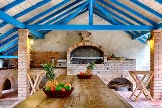 Этот красивый и просторный номер - один из тех, которые мы нашли на Airbnb, такой же синий и элегантный, как трендовый цвет…