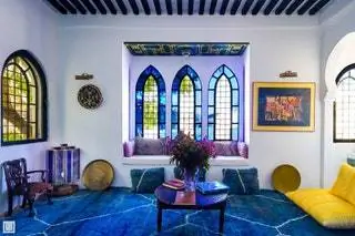 Нежные голубые тона смягчают дневной свет и создают волшебную атмосферу с завораживающим видом на Танжерский залив…