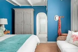 В Кейптауне, Южная Африка, это жилье доступно от 121 евро и до двух человек. В…