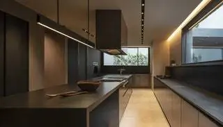На первом этаже находятся семейные дневные зоны, такие как кухня, две гостиные и столовые с доступом…