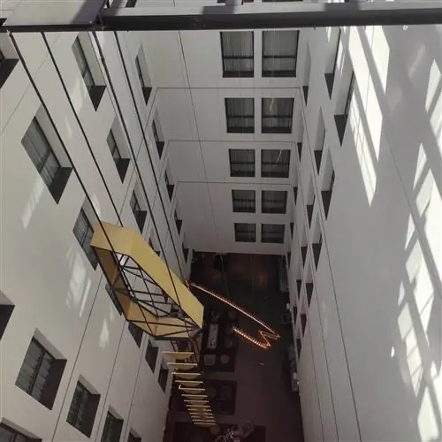 Разобранная гитара освещает атриум отеля