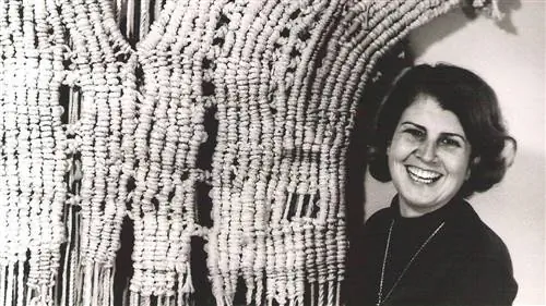 черно-белая дама прикасается к фреске макраме