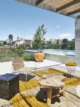 У бассейна ковер и табуретка на Rue Vintage 74, столы Zara Home, кресло DoDesign и мраморный куб…