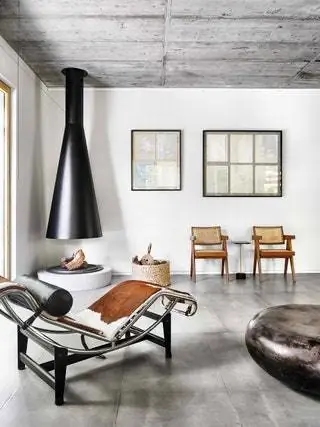 Дизайн металлического камина от BETA.ø шезлонг из кожи пони LC4 от Le Corbusier Jeanneret and Perriand под редакцией…