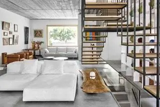Вернувшись в гостиную, диван Extrasoft из льна от Piero Lissoni for Living Divani скамья из орехового дерева от BETA.ø с лампой…