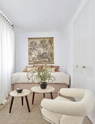 В спальне мы выбрали льняное изголовье от Rue vintage 74 и декоративные элементы от Mestizo. Столы из… В спальне мы выбрали льняное изголовье от Rue vintage 74 и декоративные элементы от Mestizo. Столы из…
