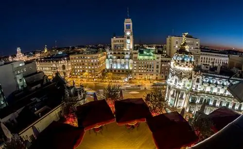 терраса с ночными видами зданий