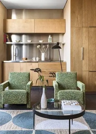 Кресла Utrecht от Gerrit Rietveld для стола Cassina Pina от Schneider Colao Ковер из джута Rocky от Élitis и на заднем плане…