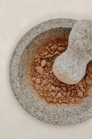 В процессе создания используются исконные методы, смешивая искусство с наукой