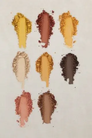 Были использованы цвета и тона, присутствующие в щелочных и минеральных землях, содержащихся в грязи. В…