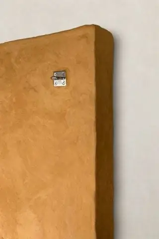 После того, как состав глины обработан вручную, его оставляют затвердевать на несколько дней, пока он не приобретет консистенцию…