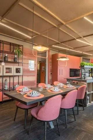 Delta Cocinas представляет кухню, открытую для столовой, со строгими линиями и основанную на традициях самой классической мебели