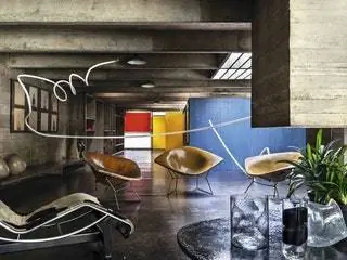В гостиной стулья Diamond от Harry Bertoia для Knoll и шезлонг LC4 от Le Corbusier Jeanneret и Perriand для…