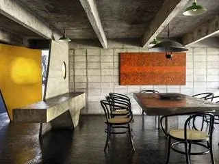 Обеденный стол из цемента от Ruy Ohtake с 209 стульями от Thonet и картиной Tomie Ohtake