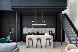 На кухне остров от Ikea, табуретки 3D от Komplot Design for Gubi, подвесной светильник C1 от Stefan…