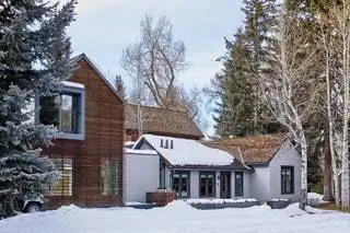 Этот проект, расположенный в Аспене, штат Колорадо, был задуман на основе небольшой шахтерской хижины 1880-х годов