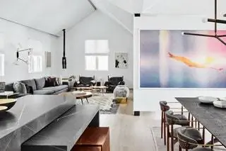 Обширная коллекция произведений искусства и дизайна владельцев выделяется на белых стенах