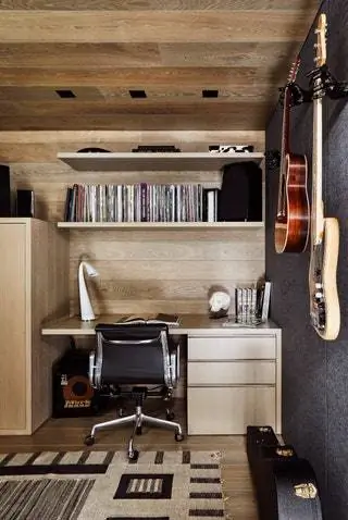 В этом офисе дерево было использовано от пола до потолка, чтобы создать ощущение тепла