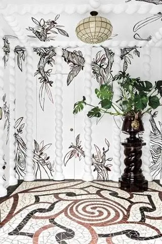 Стены и потолки зала, задуманного Демейером как своеобразная клетка, были украшены гипсовыми колоннами и…