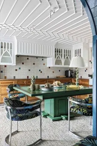 В той же комнате шкафы, вдохновленные Strawberry Hill House в Лондоне, итальянские винтажные стулья с тканью Jungle…