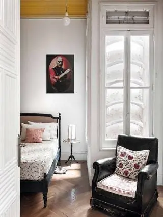 В главной спальне кровать Жозефины от Жана-Франсуа Маршу для Roche Bobois, кресло 40-х годов от Армандо от Давида…