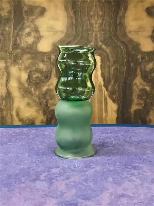 фигурка из зеленого стекла