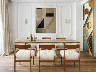 В столовой стол из испанского ореха от Majalasna Studio с мраморными изделиями Omaggio a Morandi от Элизы Оссино для…