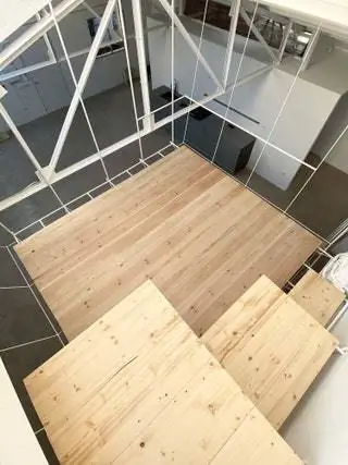 Ступени как полки, которые соединяются с внешней стороной