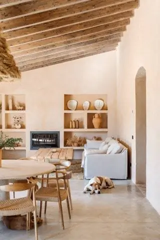 Вся деревянная мебель сделана из остатков рожкового и оливкового деревьев, которые владелец, фотограф Матиас…