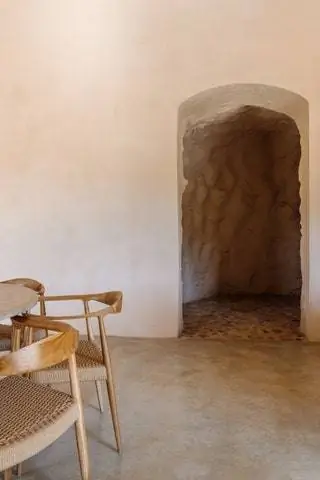 Старые конюшни, которые теперь превратились в прохладный погреб, идеально подходят для проведения самых жарких дней лета