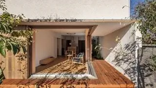 Этот дом в Японии - прихоть 88 м2 два этажа много дерева несколько садов и много света